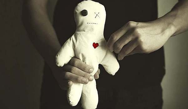 Соцсеть: в Запорожье бывший муж сделал куклу-вуду с фото жены и иголками (ВИДЕО)