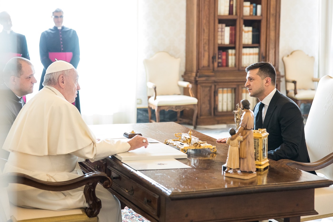Зеленский попросил Папу Римского о помощи с освобождением пленных украинцев