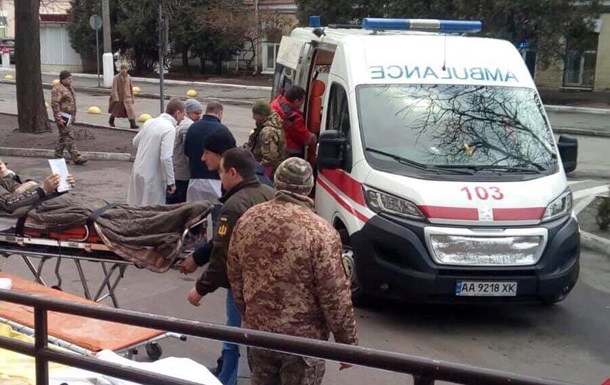 В Киев авиацией доставили раненных с Донбасса (ФОТО)