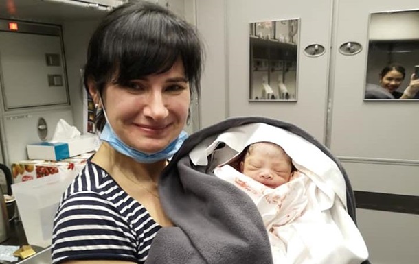 Украинка приняла роды в самолете во время полета (фото)