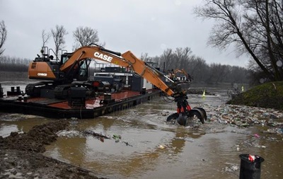 Венгры чистят реку от мусора из Украины (ВИДЕО)