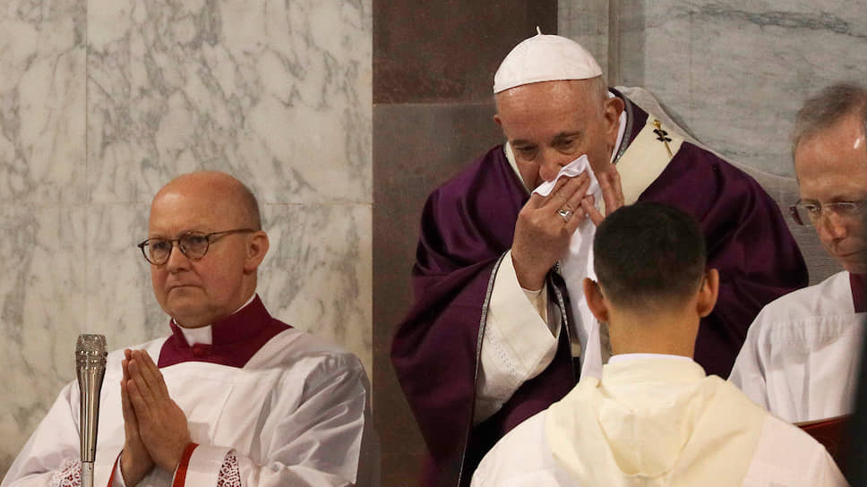 Папа Римский заболел после встречи с прихожанами в респираторных масках