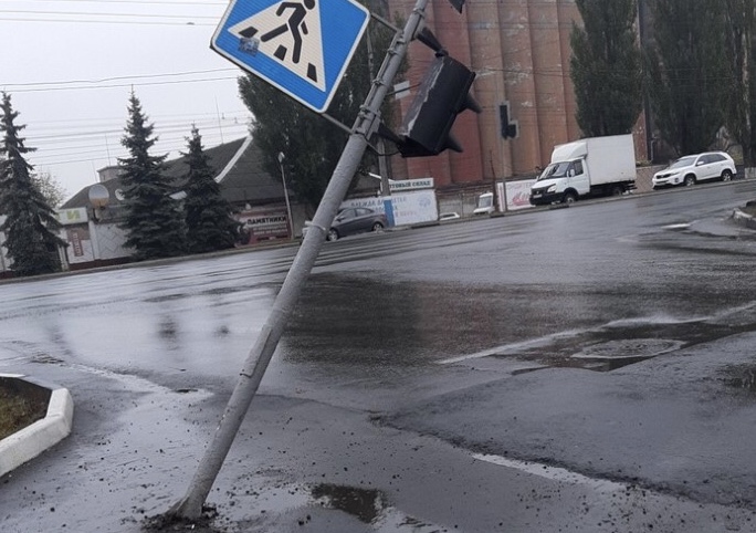 В Запорожье светофор может упасть на прохожих (ФОТО, ВИДЕО)