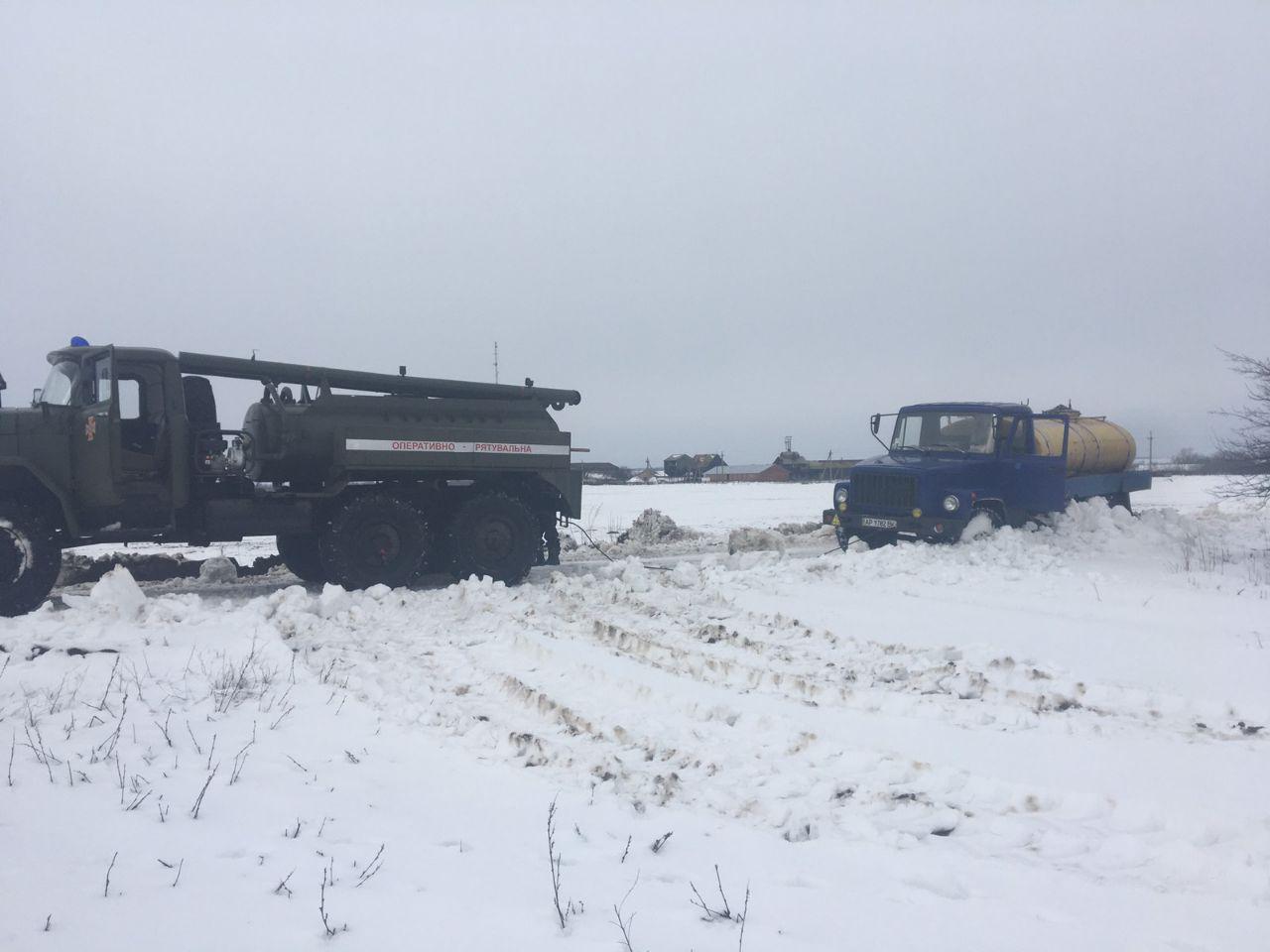 На дорогах в Запорожской области бойцы ГСЧС освободили из кюветов 7 грузовиков, спасая 7 человек (ФОТО)
