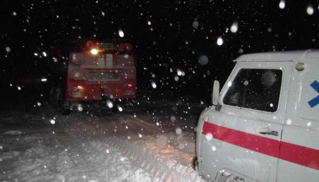 В Запорожской области в снегу застряла “скорая”, которая ехала к беременной женщине