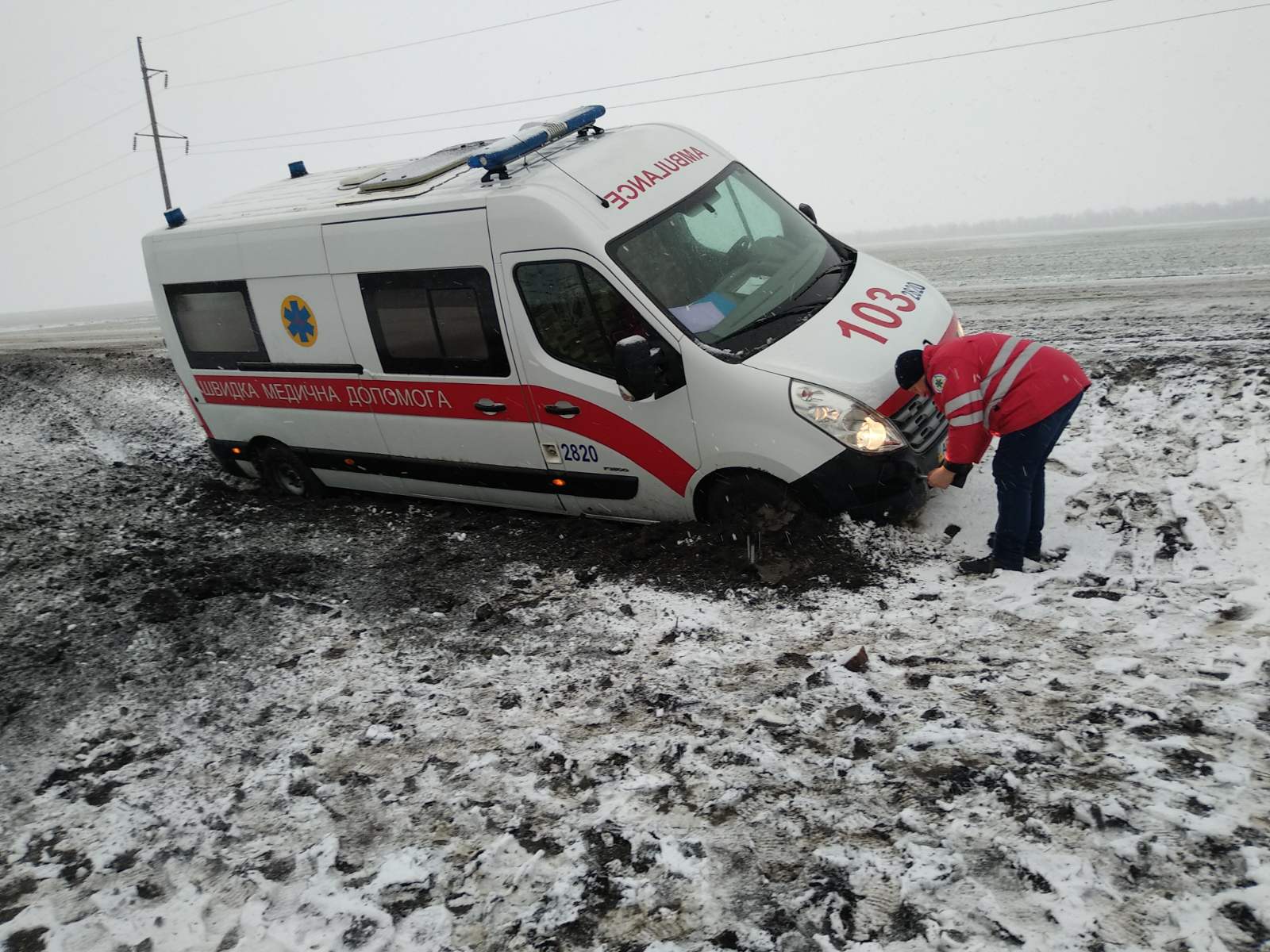 В Запорожской области две “скорых”, три грузовика и три легковушки съехали в кювет и застряли в снегу (ФОТО, ВИДЕО)