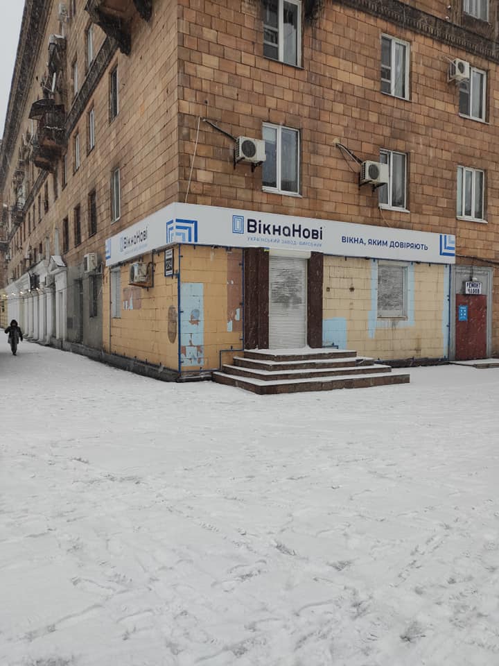 “Код города”: в Запорожье на проспекте демонтировали очередную рекламную вывеску (ФОТО)