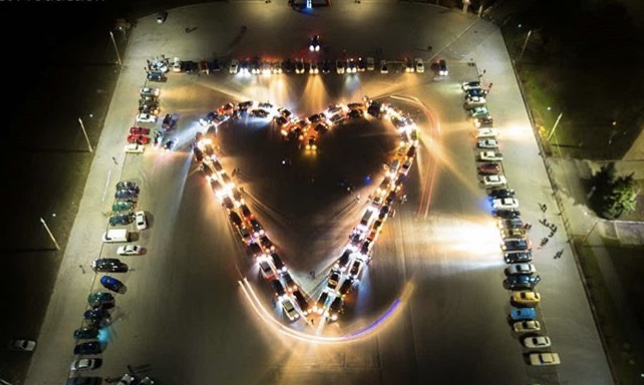 В Запорожье из нескольких авто создали большое сердце (ФОТО, ВИДЕО)