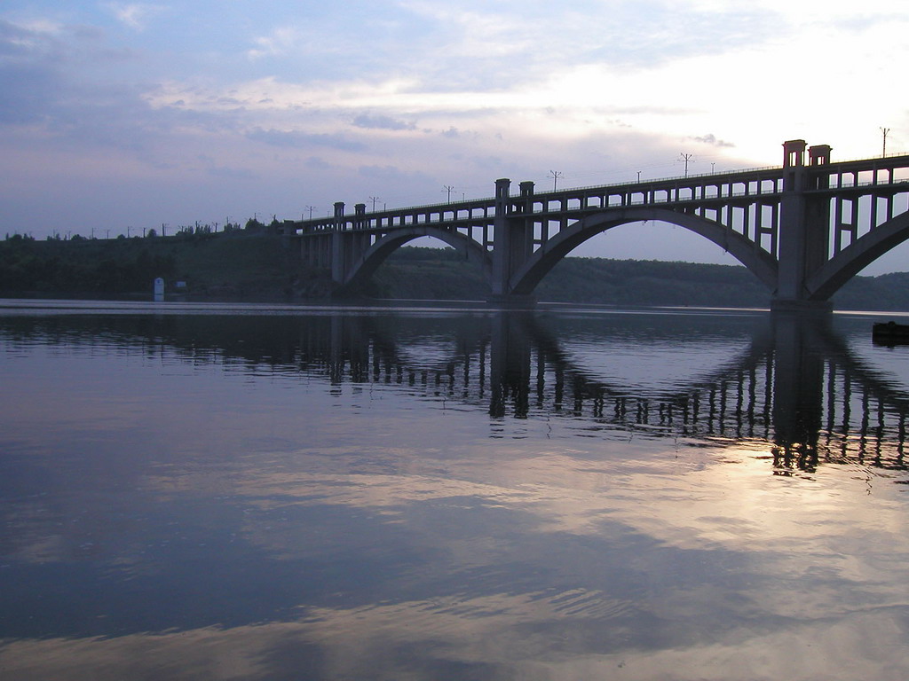 В Запорожье пьяный парень хотел спрыгнуть с моста Преображенского (ВИДЕО)