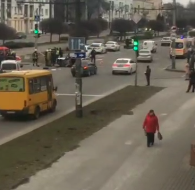 В центре Запорожья автомобиль сбил женщину и влетел в ограждение (ВИДЕО)