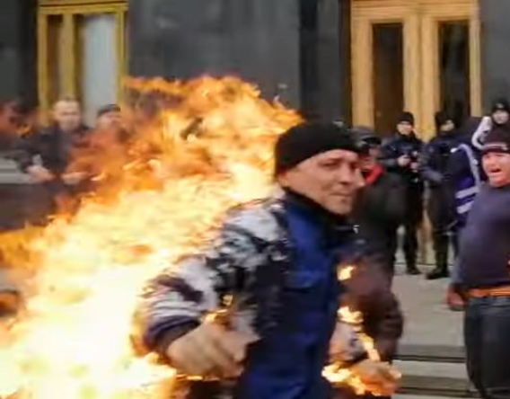 В Киеве возле офиса президента произошел акт самосожжения митингующего против медреформы (ВИДЕО)