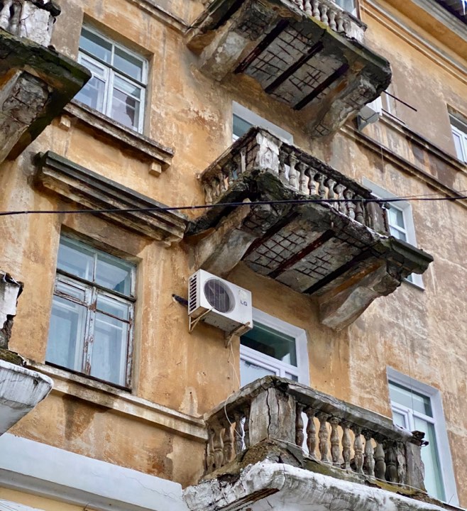 Куски аварийного балкона в Запорожской области падают на прохожих (ФОТО)