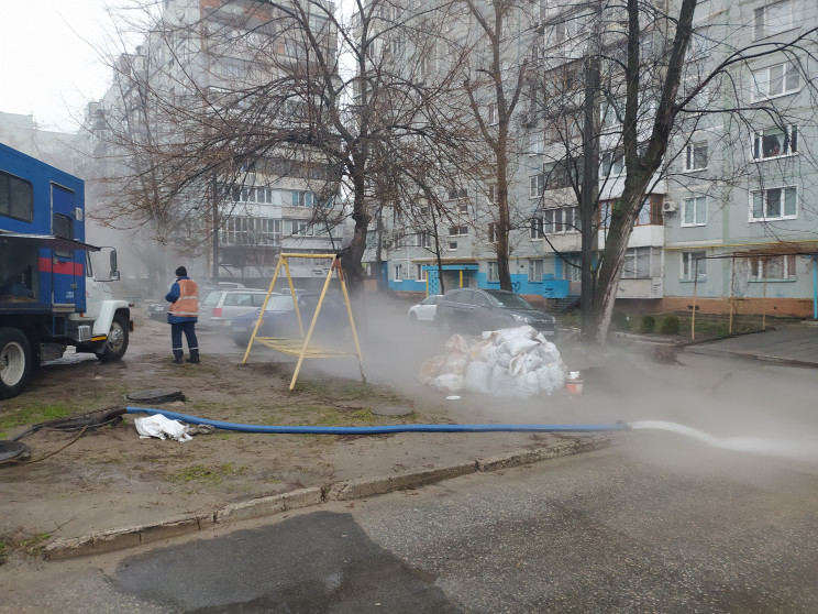 В Запорожье двор жилого дома заливает кипятком (ФОТО)