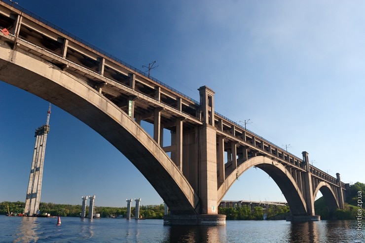 В Запорожье кусок моста Преображенского обвалился на легковушку (ФОТО, ВИДЕО)