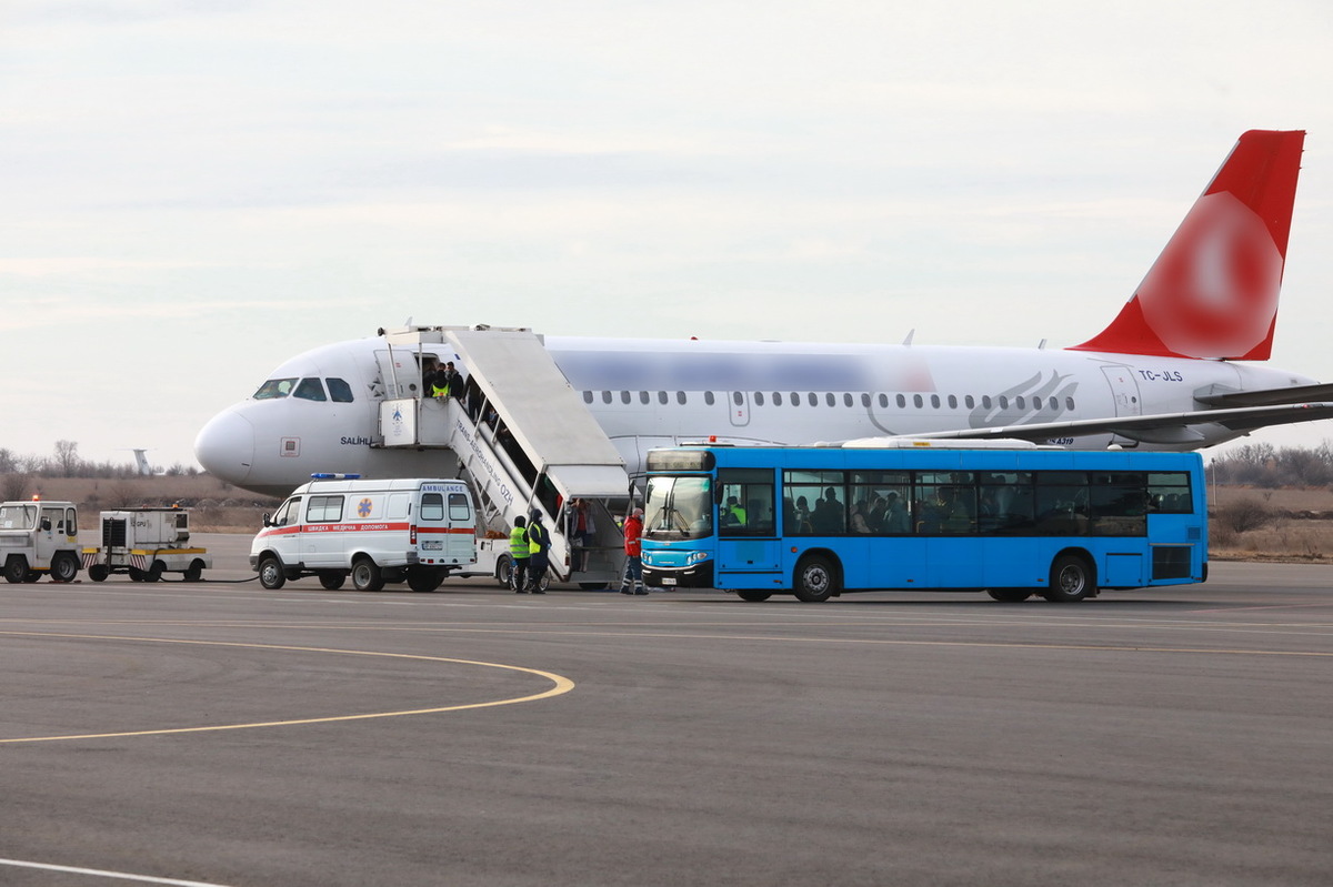 В запорожском аэропорту международные рейсы проверяют эпидемиологи: все, что следует знать о коронавирусе (ФОТО)