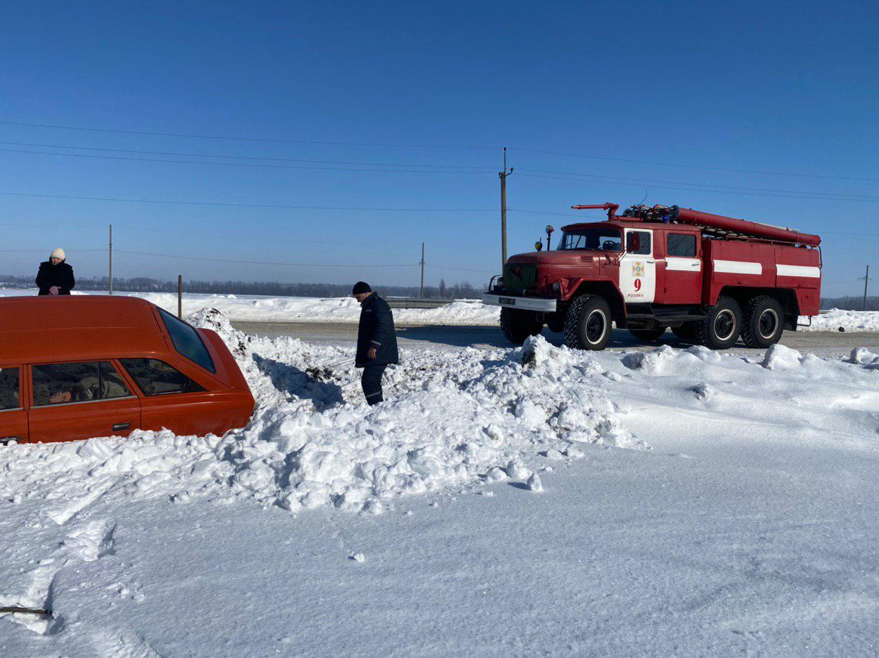 В Запорожской области из-за непогоды в кювет слетело несколько легковушек: из снега автомобили доставали спасатели (ФОТО)