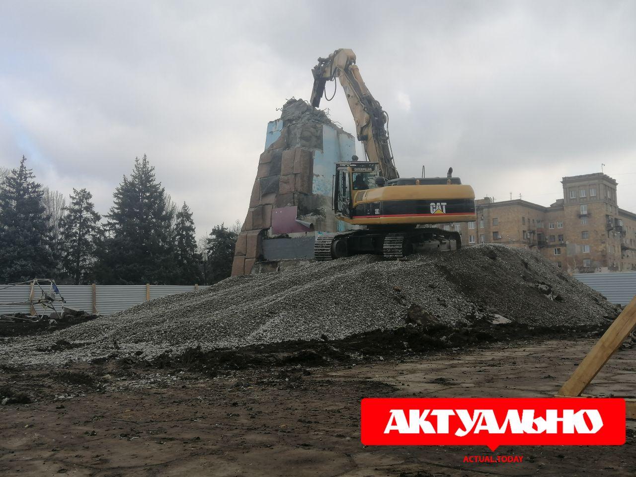 В Запорожье сносят постамент памятника Ленину (ФОТО, ВИДЕО)