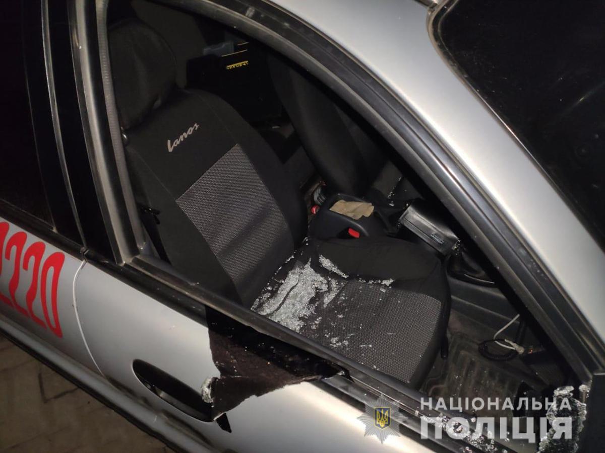 В Запорожской области хулиганы избили полицейского и повредили служебный автомобиль (ФОТО)