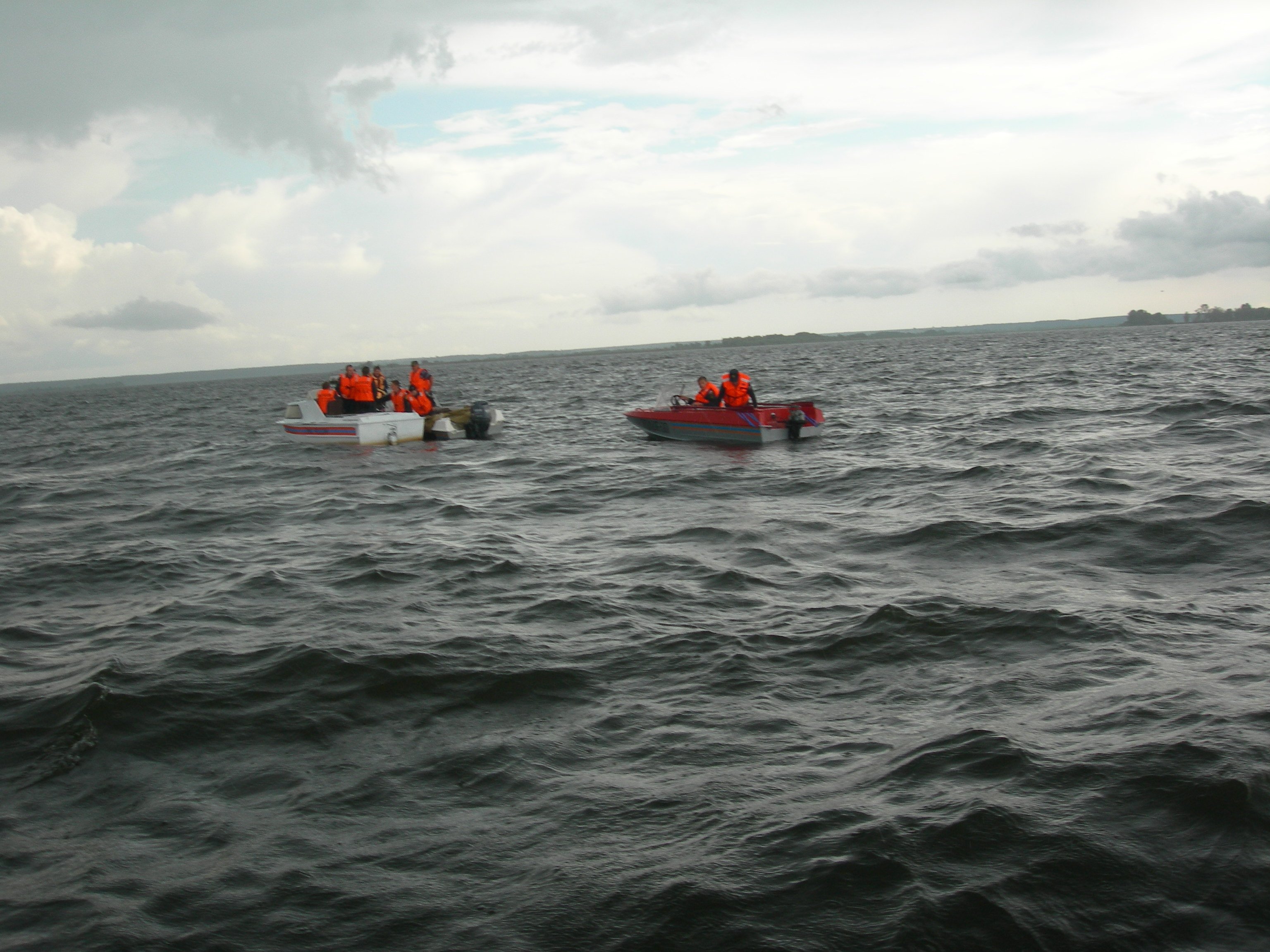 На запорожском курорте спустя двое суток так и не нашли пропавших в море рыбаков
