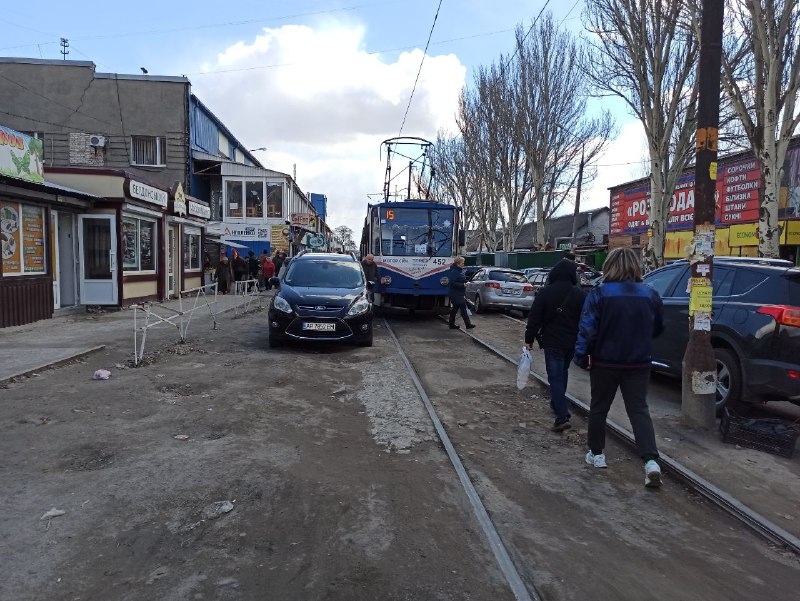 В Запорожье внедорожник заблокировал проезд трамваям (ФОТО)