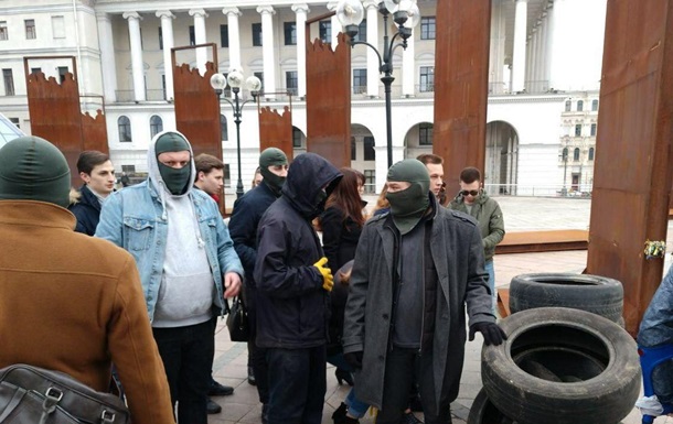 Люди в масках принесли покрышки на Майдан (ФОТО)