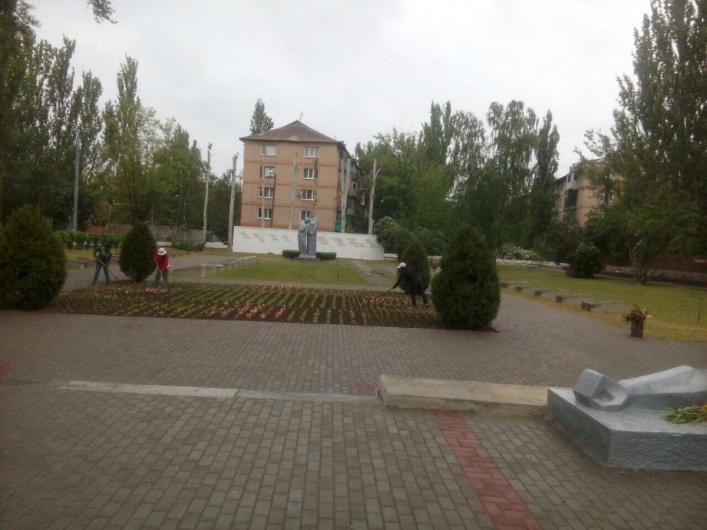 В Запорожской области вандалы из букв на мемориале “Братское кладбище” составили матерное слово (ФОТО)
