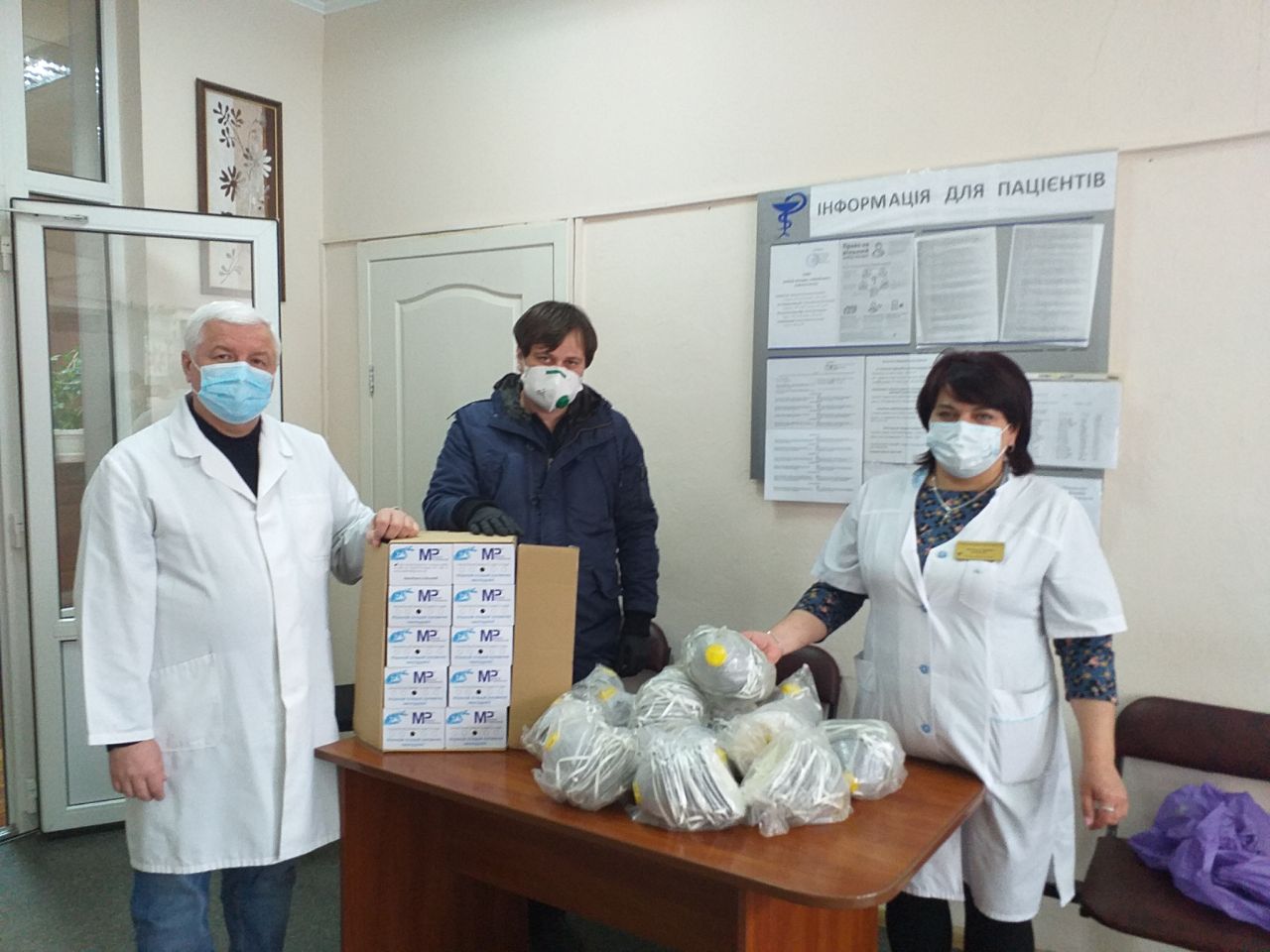 Запорожские волонтеры продолжают оказывать помощь медикам, которые борются с COVID-19 без средств защиты