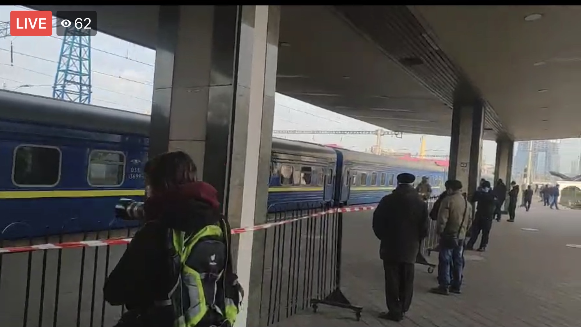 Только что на центральный ЖД вокзал Киева прибыл поезд из Москвы с украинцами (ФОТО)