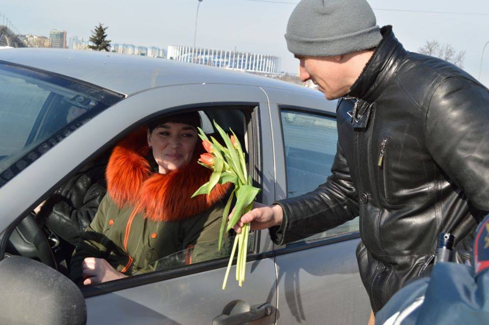 В Запорожье из авто создадут цифру 8, а девушкам-автомобилисткам будут дарить цветы
