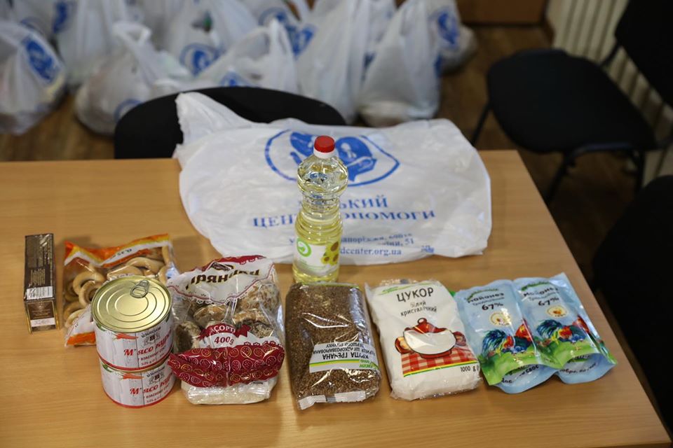 Одиноким запорожцам во время карантина доставляют продукты на дом (ФОТО)