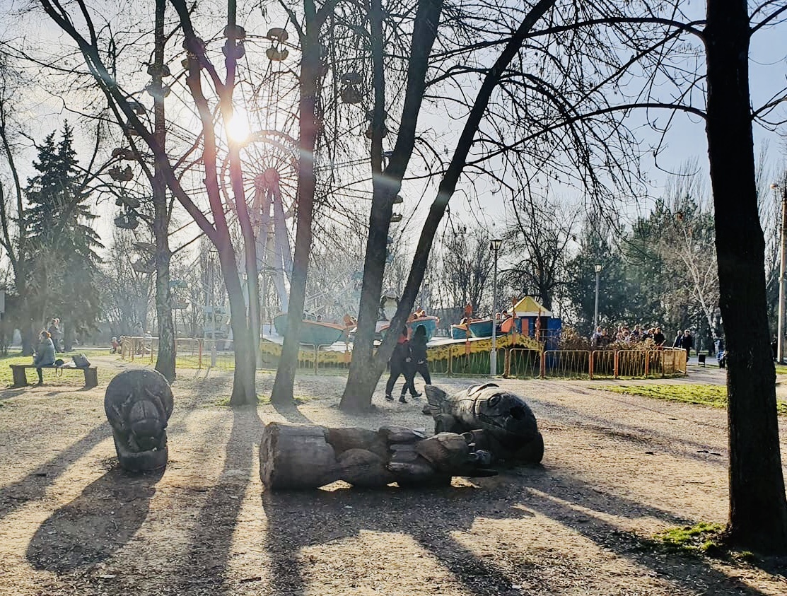 Деревянная скульптура в запорожском парке месяц назад чуть не придавила еще одного ребенка