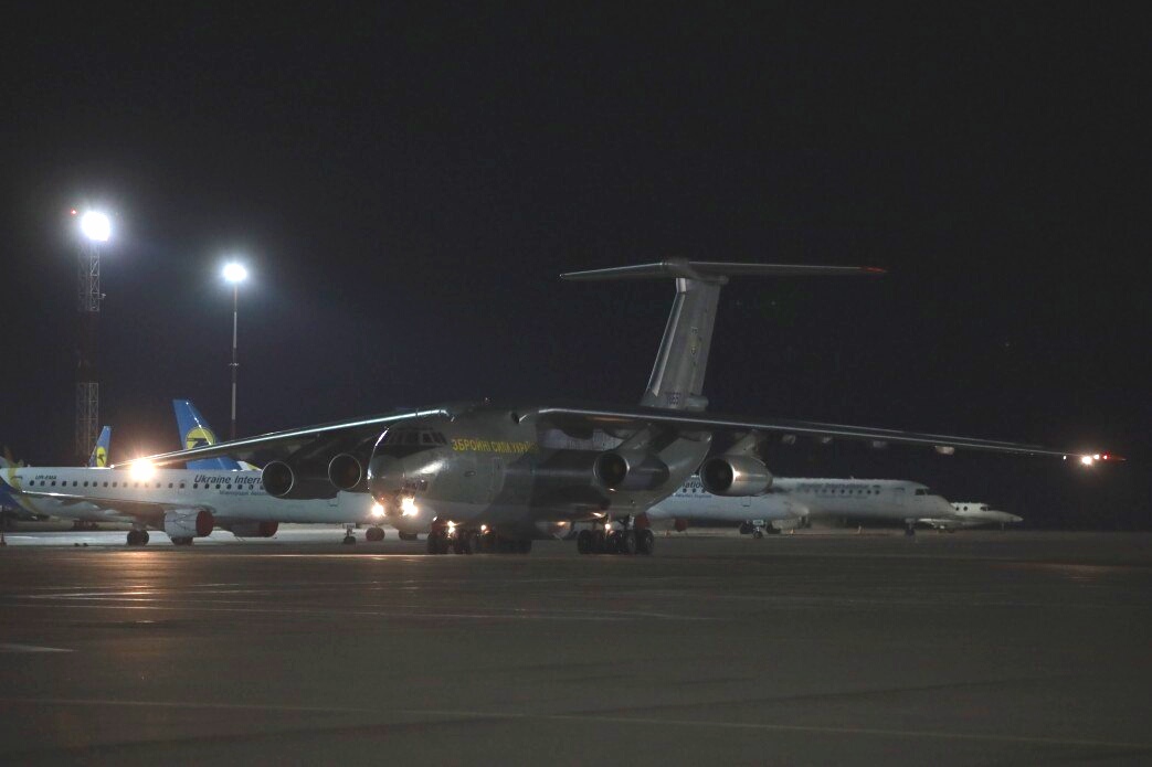Самолет мелитопольской авиабригады прибыл с гуманитарной помощью из Китая: что на борту