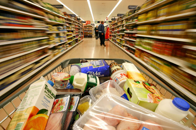 Ограничения на продажу продуктов, защитный экран и разметка: как запорожские супермаркеты работают в условиях карантина (ФОТО)