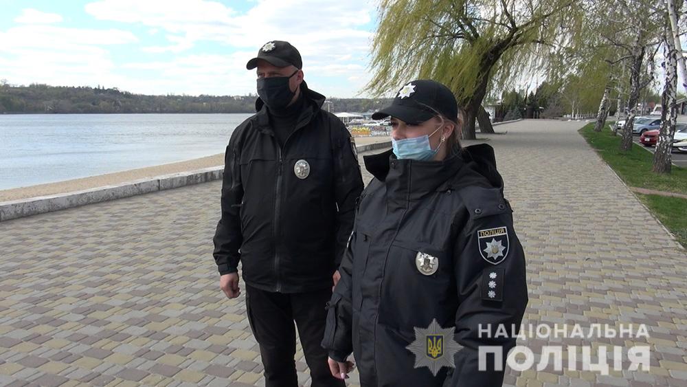 В Запорожье полицейские проводят рейды по паркам, скверам и детским площадкам (ФОТО)