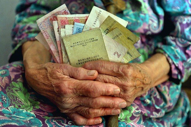 В апреле и мае запорожские пенсионеры получат выплаты: сколько и кто