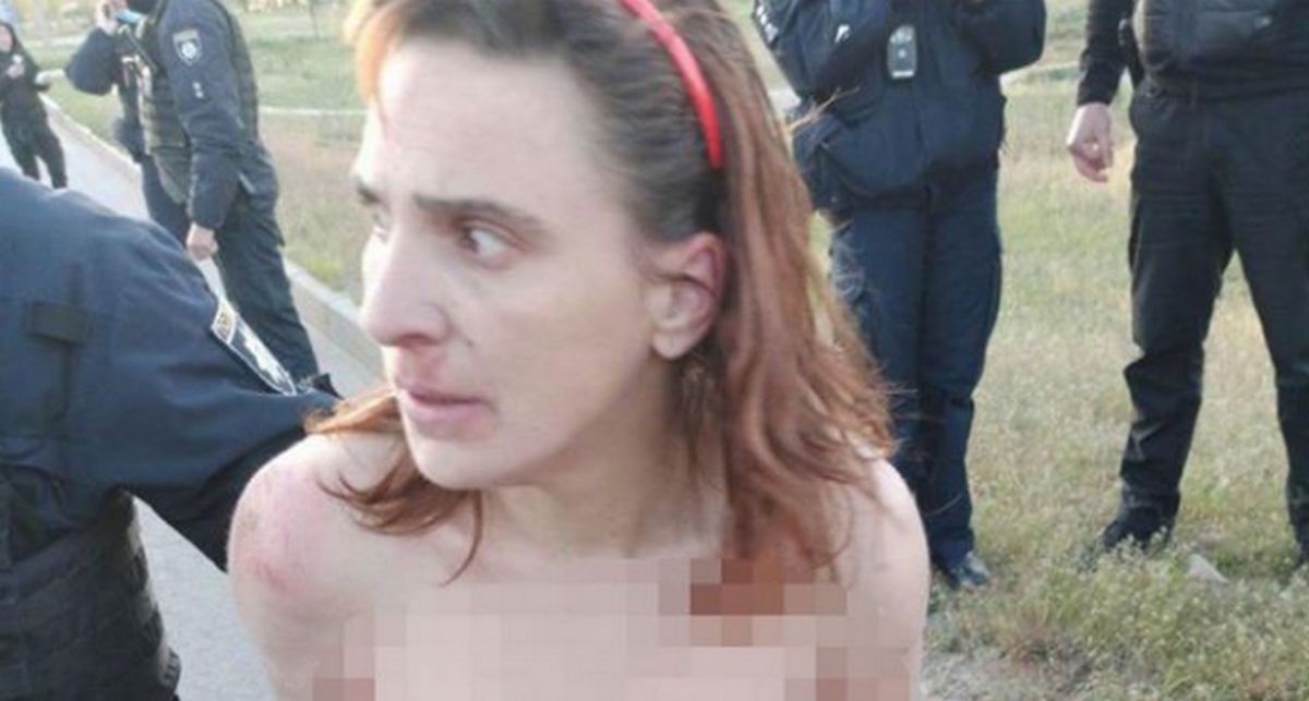 В Харькове задержали голую женщину с ножом и головой дочери в пакете