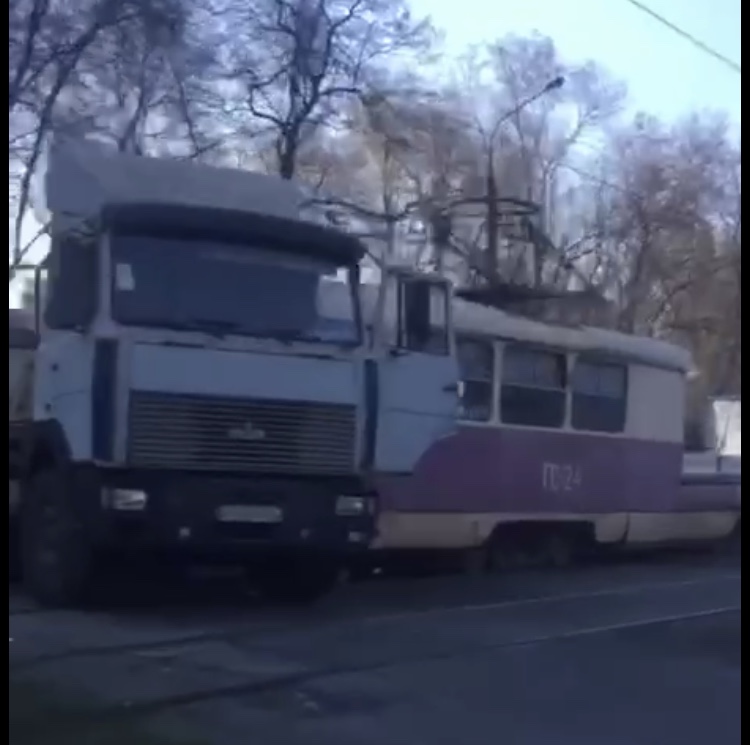 В Запорожье трамвай протаранил грузовик (ВИДЕО)