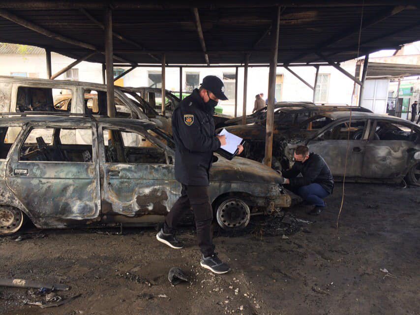 В Запорожской области на автостоянке сожгли 9 автомобилей: делом занимается полиция