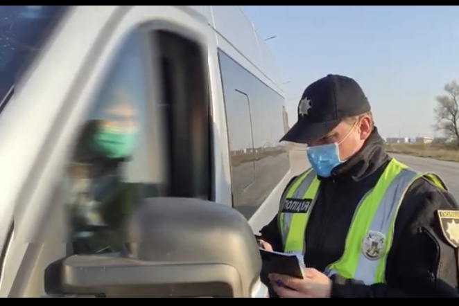 В Запорожской области оштрафовали водителей двух микроавтобусов, незаконно перевозящих пассажиров (ВИДЕО)