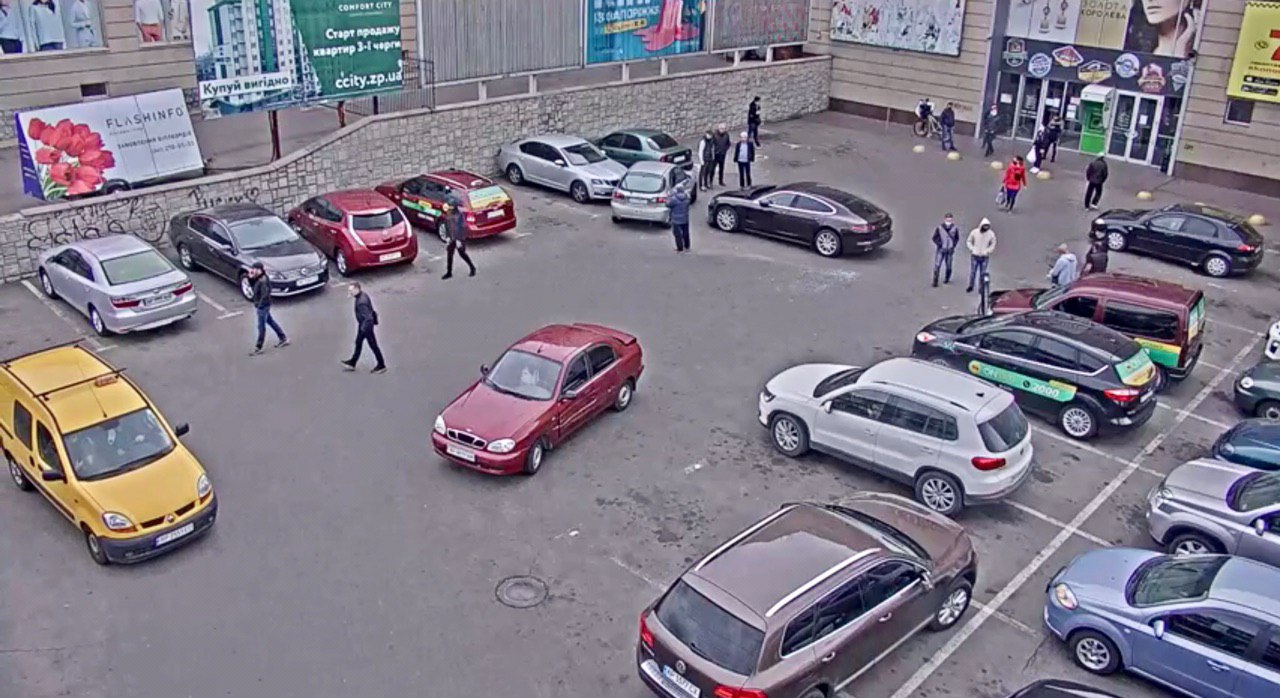 В Запорожье на стоянке возле “Украины” произошло массовое ДТП (ФОТО, ВИДЕО)