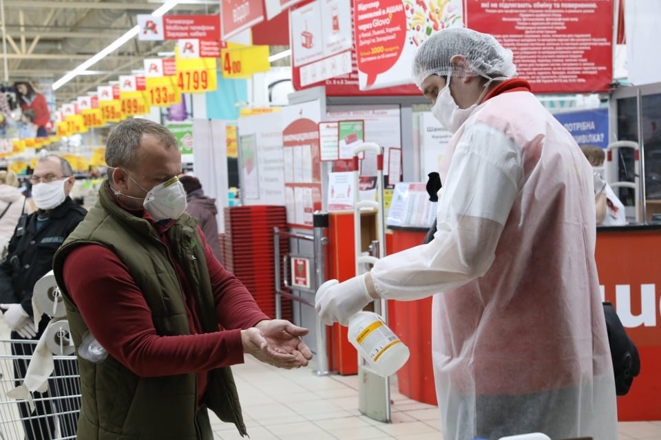 Как супермаркет “Ашан” в Запорожье соблюдает санитарные нормы в связи с карантином (ФОТО)