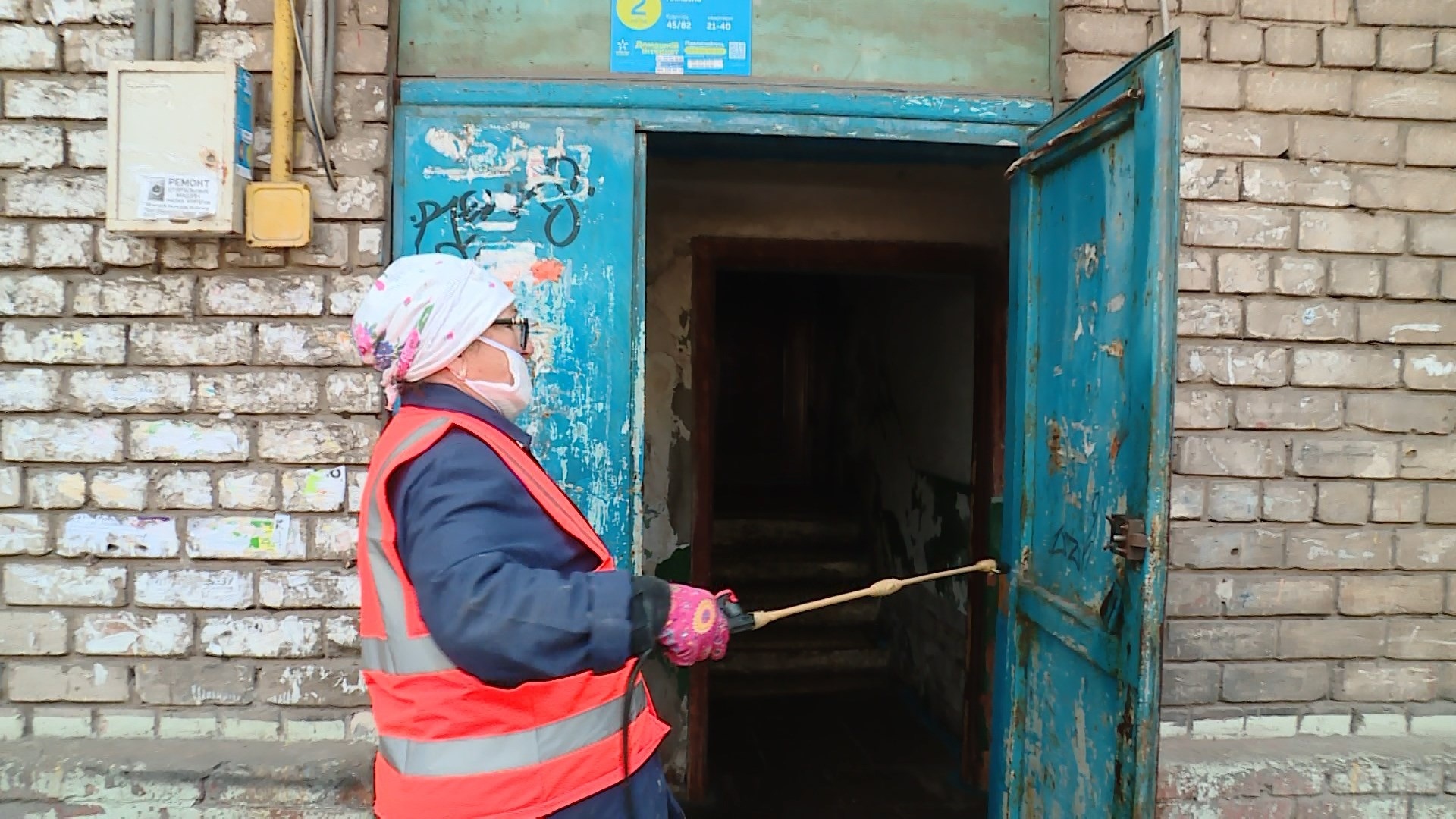 В Запорожье продолжают дезинфицировать подъезды жилых домов (ФОТО)