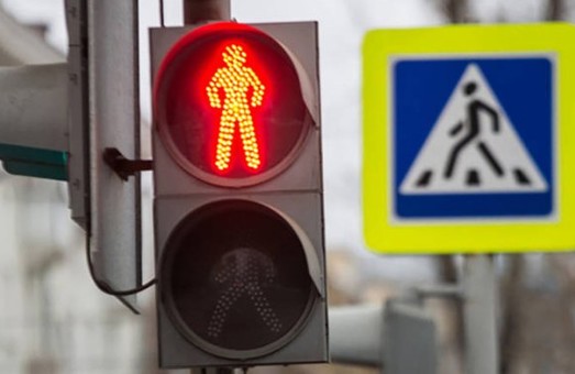 В Запорожье на смертельно опасных пешеходных переходах наконец-то установили светофоры (ФОТО)