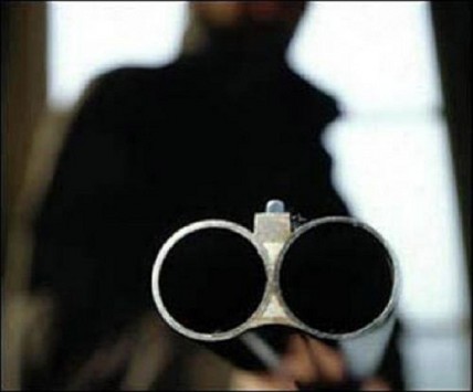 В запорожское кафе пьяный посетитель принес заряженное ружье, завернутое в детскую простыню (ФОТО)