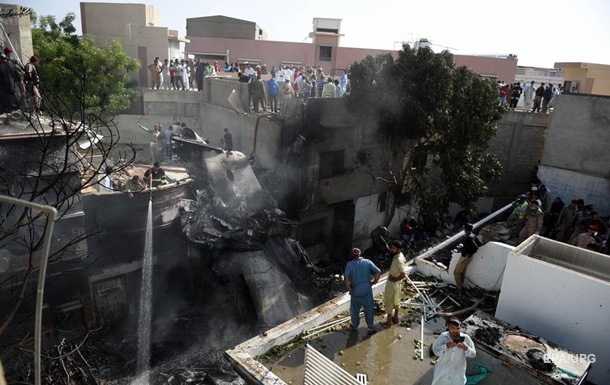 При крушении самолета в Пакистане погибли более ста человек (ВИДЕО)