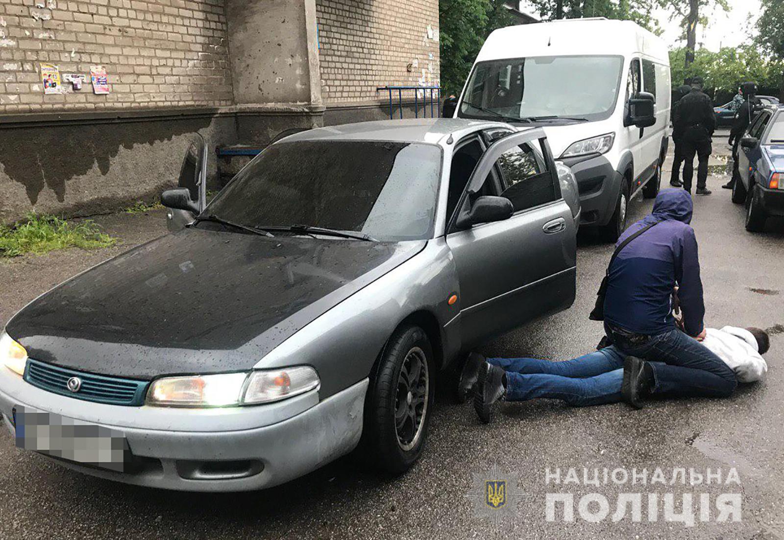 Наркоторговец на иномарке в Запорожье намеренно врезался в полицейское авто во время преследования (ФОТО)