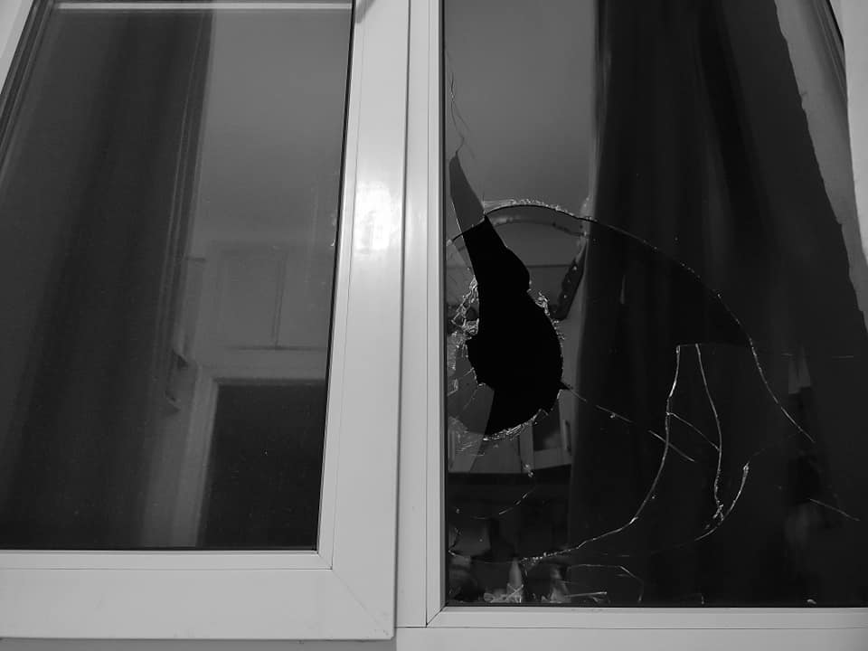 Запорожскому фотографу дважды разбили окна в квартире: он опасается за безопасность своей семьи (ФОТО)