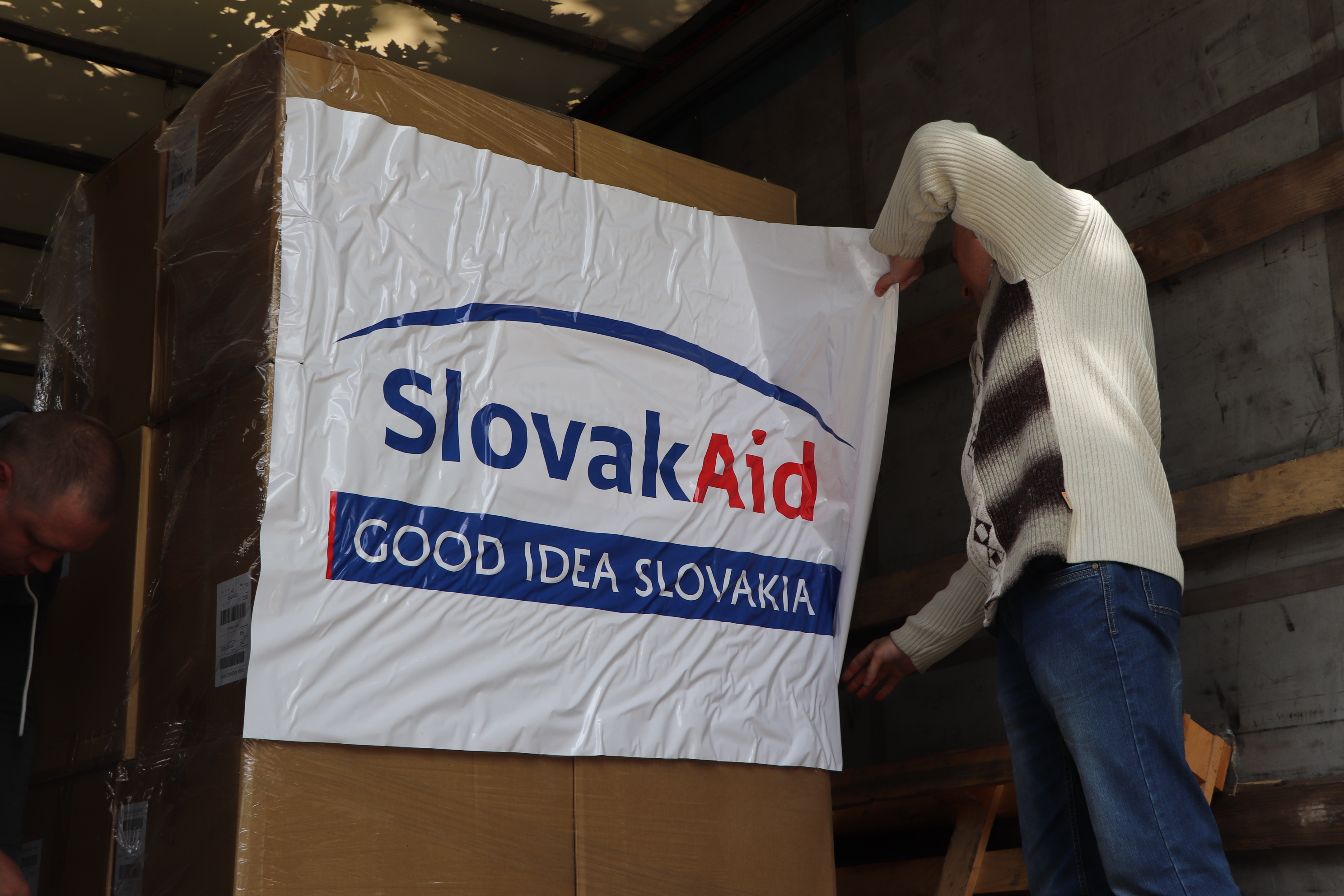 Защитные маски, дезсредства и одеяла: из Словакии для врачей Запорожской области прибыл гуманитарный груз (ФОТО)