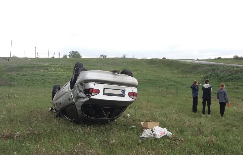 В Запорожской области водитель авто, которое перевернулось и разлетелось на части, чудом не пострадал (ФОТО)