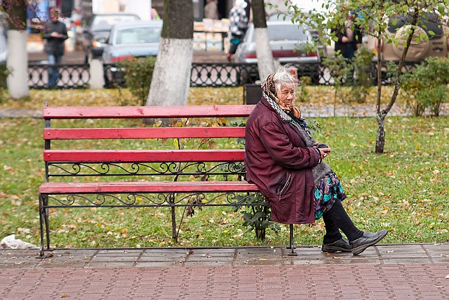 В центре Запорожья на лавочке обнаружили одинокую старушку, которая забыла, где живет (ФОТО)